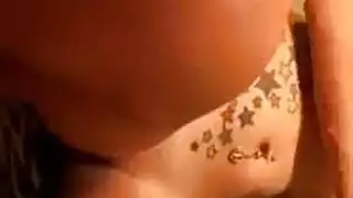الناضجة الآسيوية مع النظارات وحبيبها الأسود وسيم على وشك ممارسة الجنس في السرير.