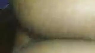 فاتنة مع الشعر الأسود يجلس على كرسي البحري واللعب ببطء مع بوسها في السيارة