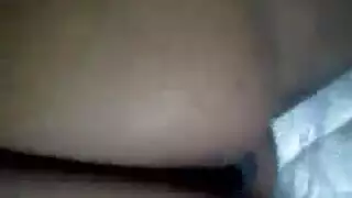 الكلبة جميلة مع الشعر الأحمر والنظارات يرتدي ملابس داخلية مثيرة والحصول على كس يمسح.