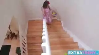 تتسخ فيبي بروكس الصغيرة مع خرطوم حديقة على صاحب الديك في الهواء الطلق