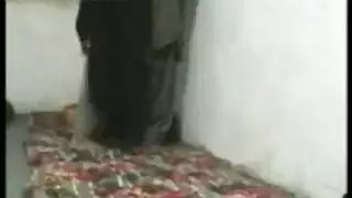 المرأة المتزوجة، إلى داخل، أداة تعريف إنجليزية غير معروفة، فستان أسود مثير، ويبك