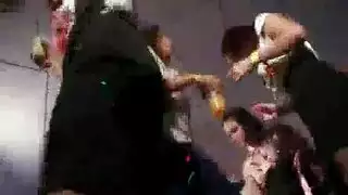 يصاب فاتنة اليورو قرنية بأصابع الهرات في غرفة المعيشة، بينما الركوع وامتصاص ديكس