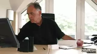 كس في سن المراهقة أفضل من حبة الفياجرا ويجعل رئيسه الأكبر قرنية في المكتب