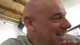 فتاة أسيوية جميلة تتناك من الأصلع النياك في كسها المشعر الضيق حتى القذف على وجهها