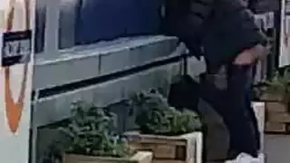 أظهرت فتاة محطة شقراء ضئيلة للعمل مع شفتيها بالكاد مغطاة نائب الرئيس، بعد أن حصلت مارس الجنس.