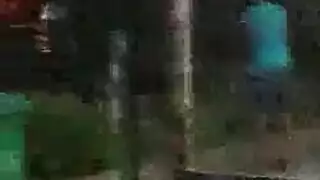 في سن المراهقة ضئيلة مع الشعر الأسود هو مص العديد من الديوك النادرة في نفس الوقت
