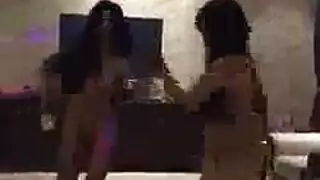 الفتيات مثيرات يواجهان مجموعة الجنس في النادي الليلي والحصول على نائب الرئيس الطازج في جميع أنحاء وجوههم.