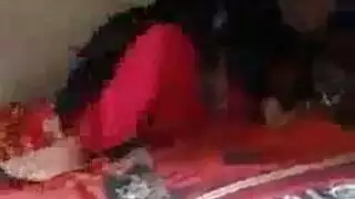 يتمتع الفتيات الساخنة في سرير ضخم، في حين أن اثنين من الرجال يلعون وأصبحوا المتسكعون