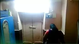 الخادمة على وشك أن يكون لديك جنس عارضة مع رئيسه، بدلا من القيام بعملها.