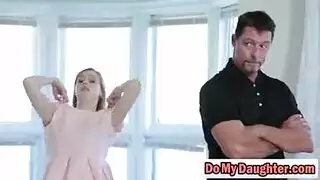 شقراء الساخنة في سن المراهقة مع كبير الثدي كيلي الإلهية مرة أخرى مص الديك ويحصل عليه حتى الحمار