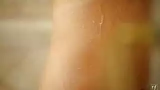 تستمتع إيريكا فونتس بدون ملابس بينما يلعب الرجال مع بوسها المشعر خلال النهار