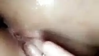 العرق غارقة فاتنة مع الحمار المستديرة الكبيرة في ركوب خطوتها قرنية- ديك الأب الضخم