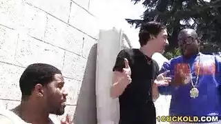 الفتاة القحبة تتناك من فحلين أسودين ضخام الجثة وأزبارهم عملاقة أمام الشاب الأبيض الخول