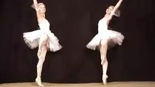 راقصة الباليه ملقاة على طاولة التدليك، في حين أن مدلك فرك برفق كس شعر