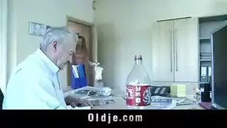 الخادمة تجعل الرجل العجوز يشعر انه شاب لما تمص له زبه و تعطيه كسها و طيزها لينيكها