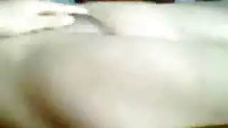 بعد تناول الغداء ، تستمتع العارضات اليابانيات مع مصورهن الوسيم الجديد على التلفزيون المباشر