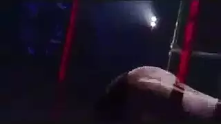 سماء المخملية اللذيذة جيدة في الملاعبة بوسها الرطب أثناء ربطها من قبل شريكها.