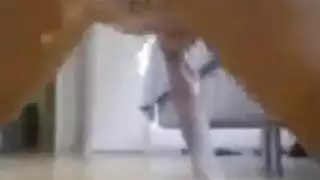 المرأة الرائعة هي وجود مجموعة من ثلاثة أشخاص ببخري مع رجل التقينا للتو، في غرفته الفندقية