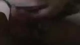 فتاة سلوتة مع عيون زرقاء لديها ابتسامة ضخمة على وجهها، مع وجود مجموعة من ثلاثة أشخاص عارضة