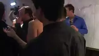 الفتيات البرية يصنعن مع بعض الفتيات البعض في نفس السرير، ويئر في حين كومينغ