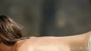 فاتنة المظهر الرائعة هي الحصول على ديك شريكها الكبير في أعماق كسها المفتوح ، بدلاً من صديقته.