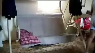 تأتي سمراء مفلس في الجنس فوضوي مع شقيقها يصل إلى الوراء للعب مع صاحب الديك.