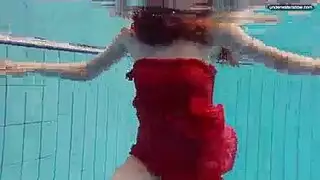 تستمني ثلاث فتيات عاريات أمام موضوعهن المفضل على السرير العملاق