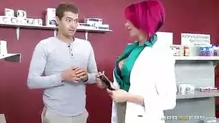 آنا بيل هذه هي امرأة سمراء مثير مع منحنيات لطيفة تحب ممارسة الجنس من الظهر.