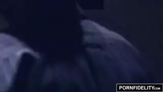 الرجل المعاكس يجعل الكلبة الشباب سعيد ويعطيه الكثير من الحيوانات المنوية في بوسه