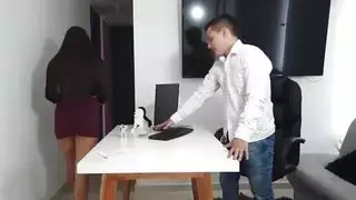 الأمين يلعق مؤخرتها ويمتص ديك رئيسه حتى لا يخرجوها من الشركة كاميلا موم