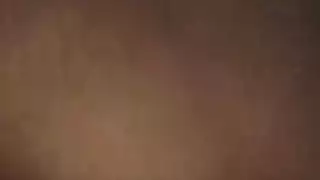 امرأة سمراء قرنية مع الضفائر الزرقاء هي استمناء مثل الجنون والاستمتاع بكل ثانية منه.