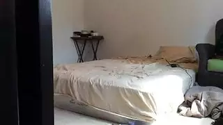 رجل متزوج مع الثدي الصغيرة وامرأة جميلة في اللباس الأحمر سخيف مثل الجنون.