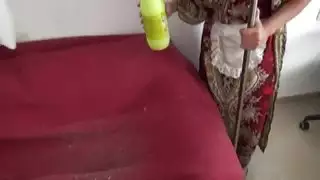 خادمة مسلم غير مخلصة لا تمانع في تنظيف الديك الكبير الدهون للحصول على نصيحة!