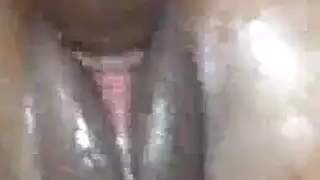 الأبنوس الأبنوس ميلكس على وشك أن يضبط في موقف أسلوب هزلي في المنزل
