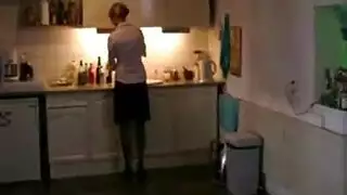 تحب الجبهة ذات الشعر القصير أن تنشر ساقيها مفتوحة على مصراعيها ودع المتأنق الوسيم يفعل شيئًا مذهلاً.