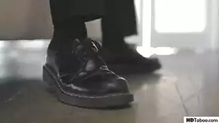الابنة المنيوكة تعري طيزها أمام أبوها وتمص زبه حتى ينيكها ويقذف على وجهها