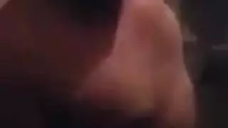 ابراهيم شاقط شرموطه من على النت وواخدها عنده وفاشخ كسها نياكه والبت مش مستحمله زبره