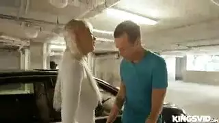 تتعرض لندن ريفر للاستغلال من أجل المال ، لأنها وقعت في حب إحدى صديقاتها