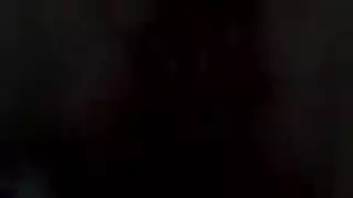 عُصبت عيني ريجينا وأجبرت على ممارسة الجنس ، لأن أعز أصدقائها يريد مص قضيبه