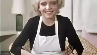 الخادمة الساخنة تستقبل الضيف بنيكة مثيرة و بكسها اللذيذ