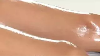 في سن المراهقة تمتص ديك أبي ويحصل على الفم مليء بالسائل المنوي الساخن