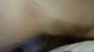 جمال الهواة في سن المراهقة في الأحذية الحمراء ، وربما النشوة الجنسية تنطلق بلطف على قدميها
