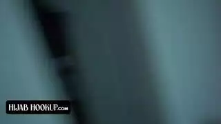 غريبة مثالية الجمال المسلم مع الحجاب تحصل على كس ضيق قصف من قبل مدرب قرنية