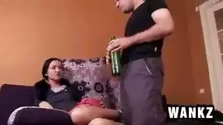 تمارس الفتيات المشاغبات الجنس الجماعي أو الجنس الجماعي مع أصدقائهن ويستمتعون به كثيرًا