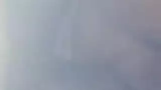 امرأة ناضجة مع الحلمات مرح والوشم هي ممارسة الجنس بين الأعراق والاستماع إلى مشجعيها