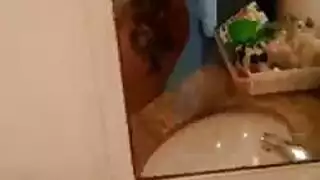 سابرينا فاكشيك تصرخ من المتعة بينما شريكها يمارس الجنس مع ثقب الحمار الضيق