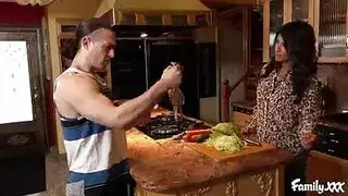 زوجة أبيه الممحونة تهجم على زبه تمصه وتركبه و تنيك نفسها و تستمتع