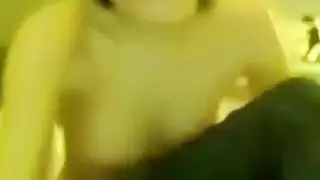 يلعب في سن المراهقة الإنجليزية مع بوسها الرطب في الحمام وانينج لأنها تشعر أنني بحالة جيدة