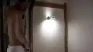 زوجة جميلة تركب ديك ضخمة بعد أن تمتصها وتقلصها للحصول على جيد مارس الجنس.