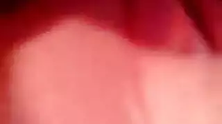 مراهقة أشقر ترتدي البيكيني ترقد على السرير ، بينما صديقها يمارس الجنس معها